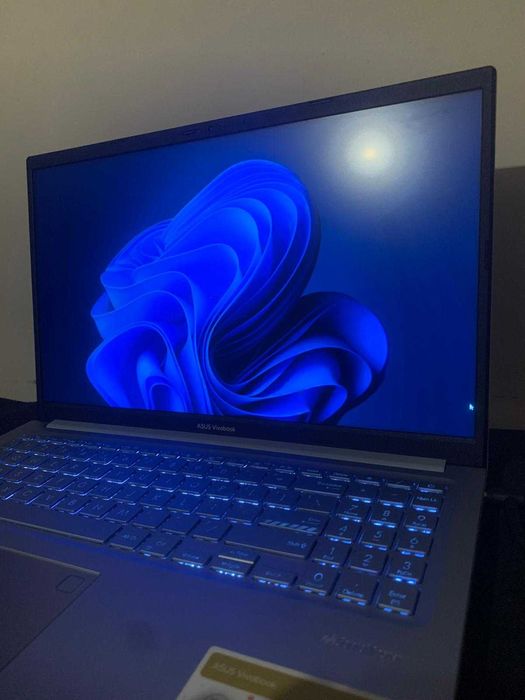 Laptop Asus Vivobook i3-1220P  8GB RAM  Windows 11 – Stare foarte bună