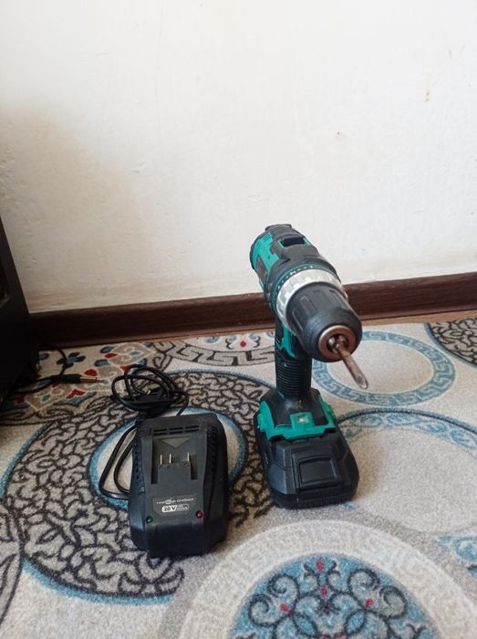 Akkumulyatorli shurupburagich (20V) va termofen sotiladi