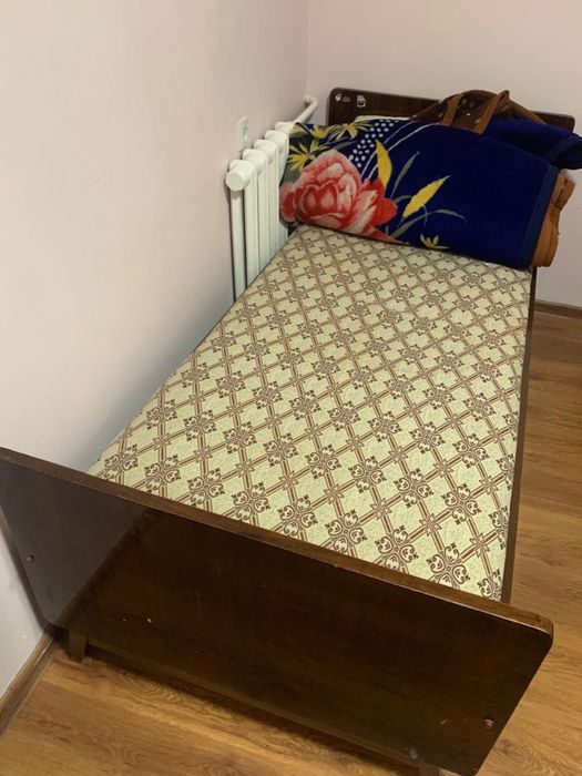 Кровать с матрацом , стол маленький