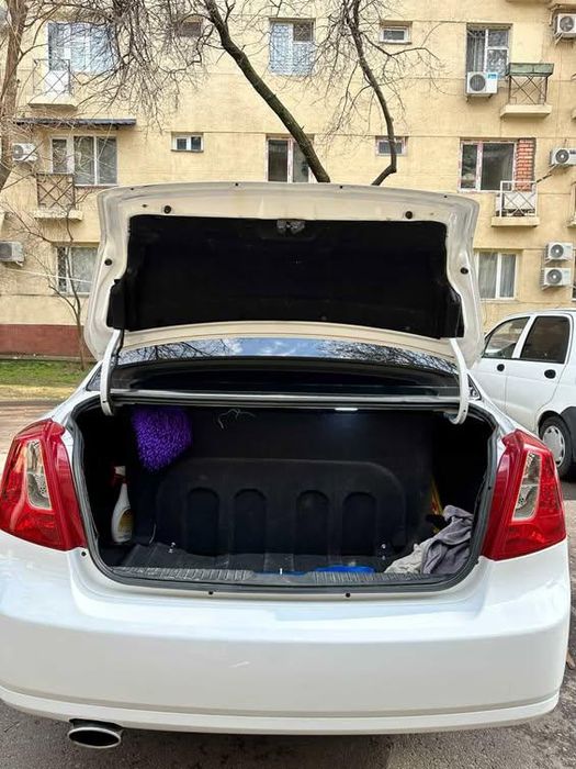 Checrolet Lacetti 2-poz 
2009 yil 580 000 km 
Metan 100tali balon 
4ta