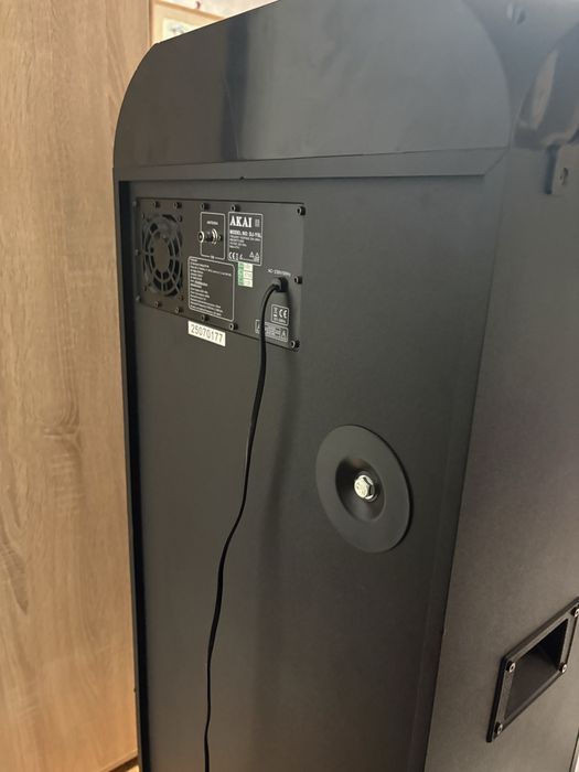 Boxa Akai se aude puternic