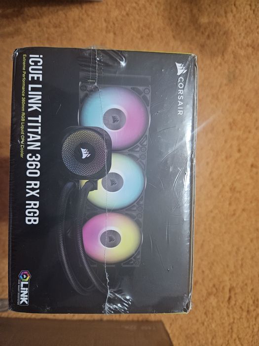 cooler CPU lichid RGB Corsair iCUE LINK TITAN 360 RX RGB. 
Oferă o răc