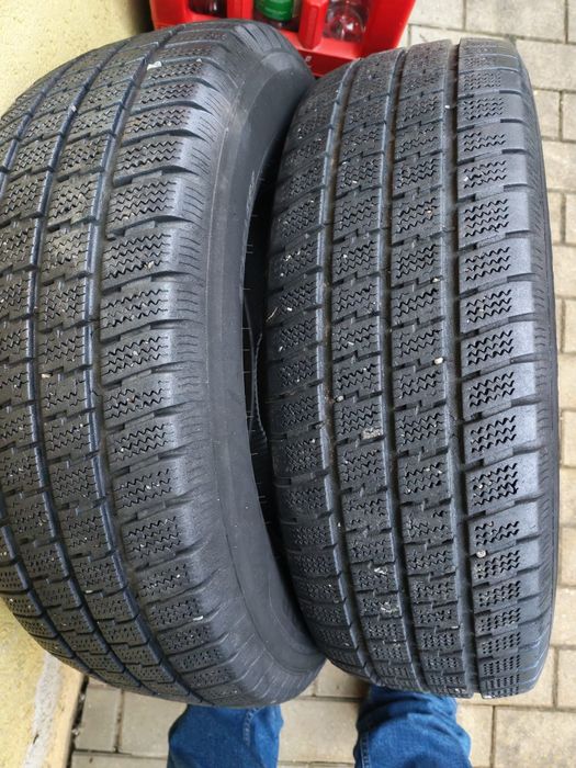 Vând 2 anvelope 215x70x15C