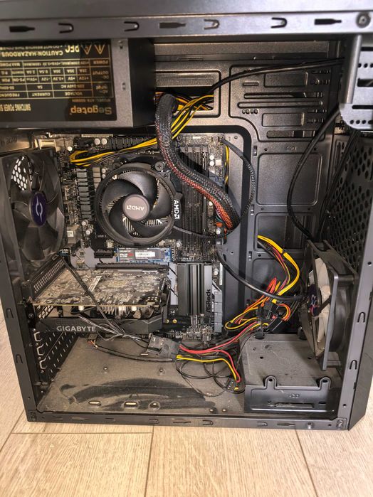 Vând sau schimb PC Gaming + Monitor Full HD | GTX 1650 4GB | Ryzen 3 | 8GB RAM | SSD NVMe