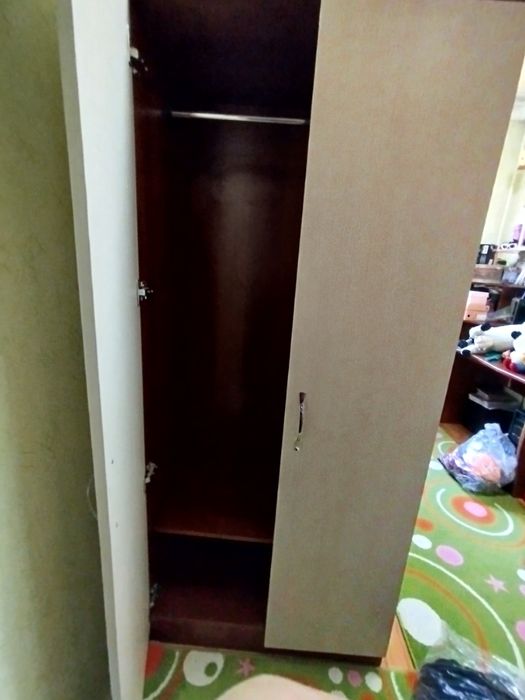 Двухэтажный кровать с шкафом.