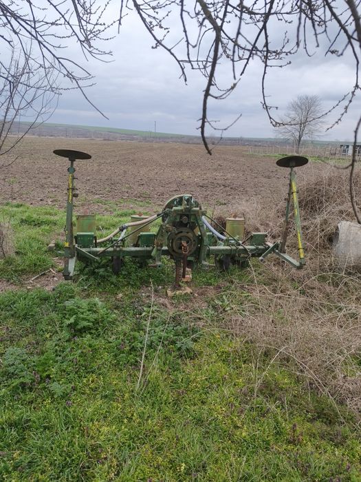 4-редова сеялка за пролетници (царевица, слънчоглед)