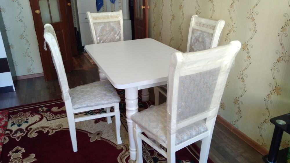 Кухный столь стулия