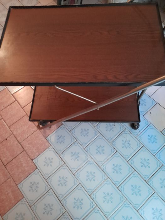 Продам  столик  .