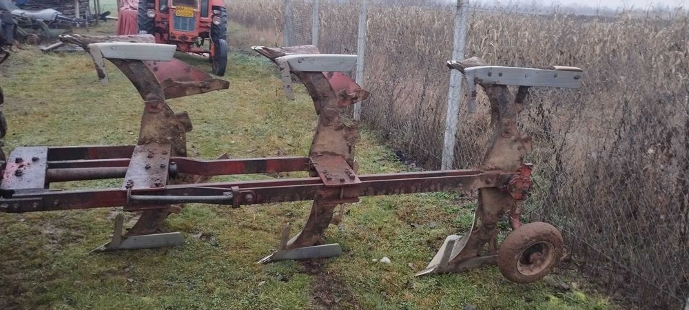 Vând plug reversibil cu trei brazde