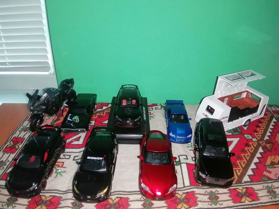 Метални колички с отварящи се врати,работещи фарове и звук от двигател