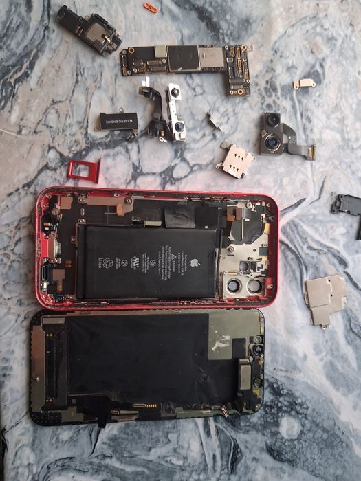 iPhone 12;
placa de bază funcționează;
baterie 89%;