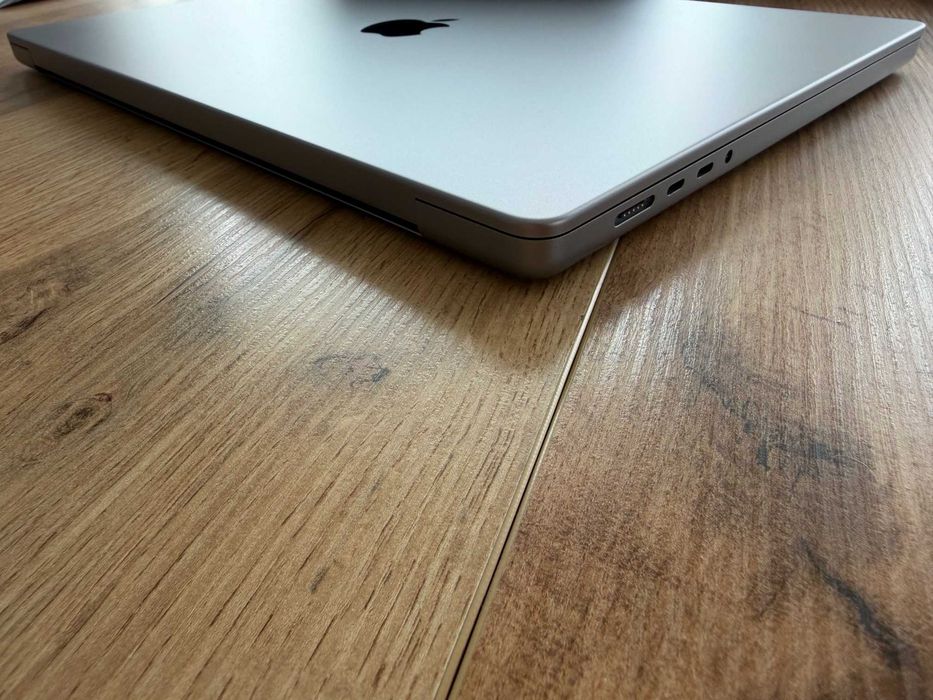 MacBook Pro 16" M1 MAX 10-CPU, 32-GPU, 32GB RAM, 2TB SSD