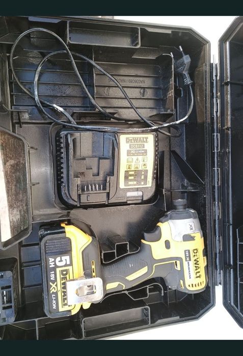 Impact biti dewalt dcf887 cu baterie 5 amperi,încărcător și cutie