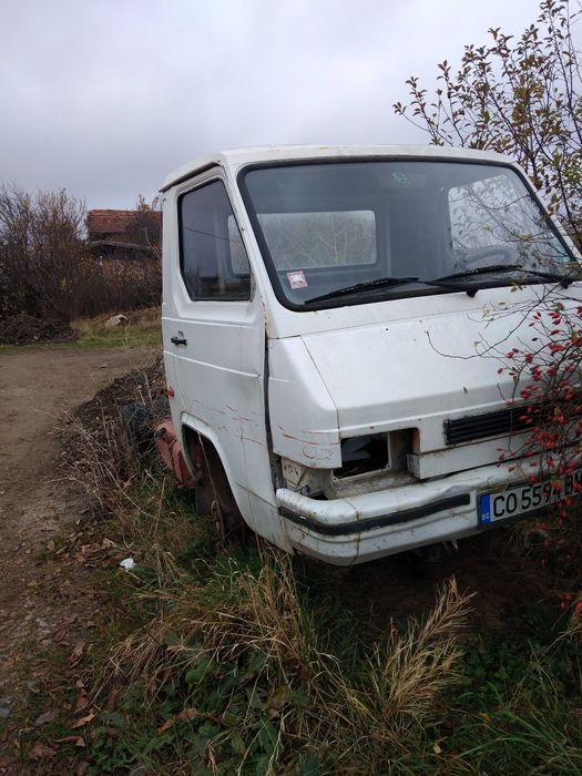 Продавам Нисан трейд на части