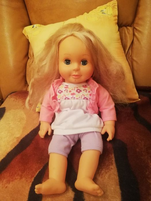 Papusica vorbitoare fetite