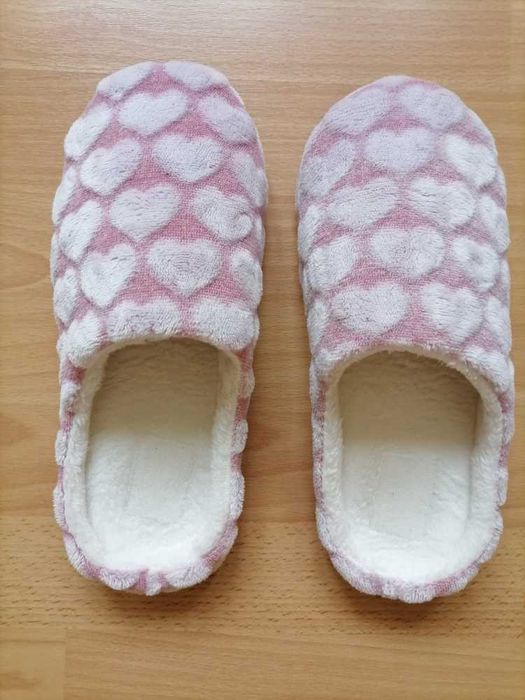 Papuci NOI frumosi si confortabili doar 49 ron