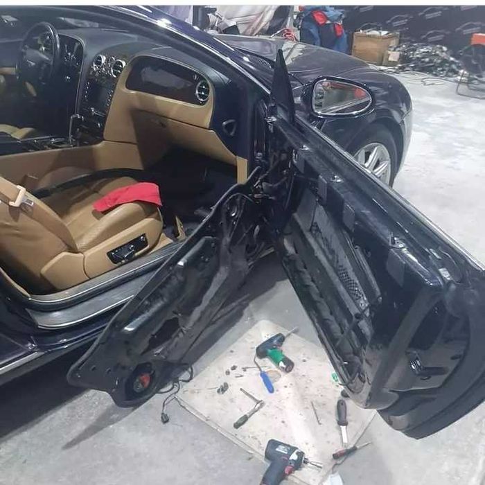 Ремонт стеклоподъёмников.