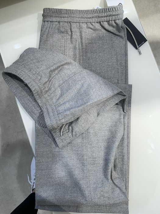 Boss pantaloni gri de la 900 Ron la 500 Ron