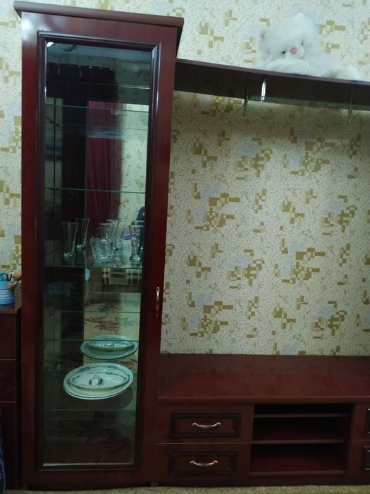 Горка для гостиной, с тумбой для телевизора.