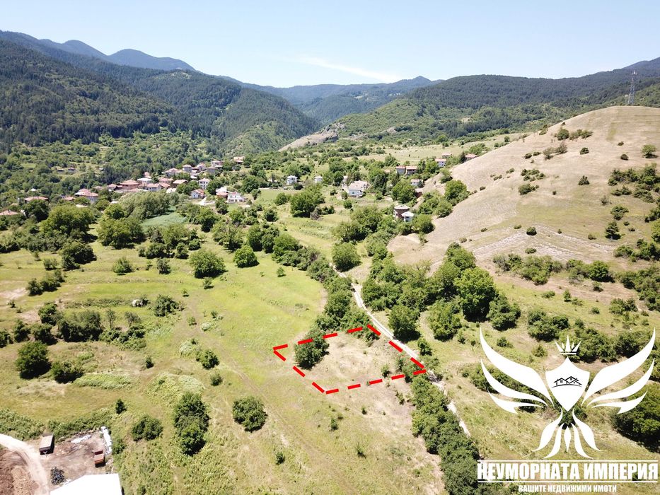 Продавам парцел УПИ 900кв.м. в село Орехово обл.Смолян