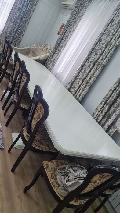 Стол для гостинной