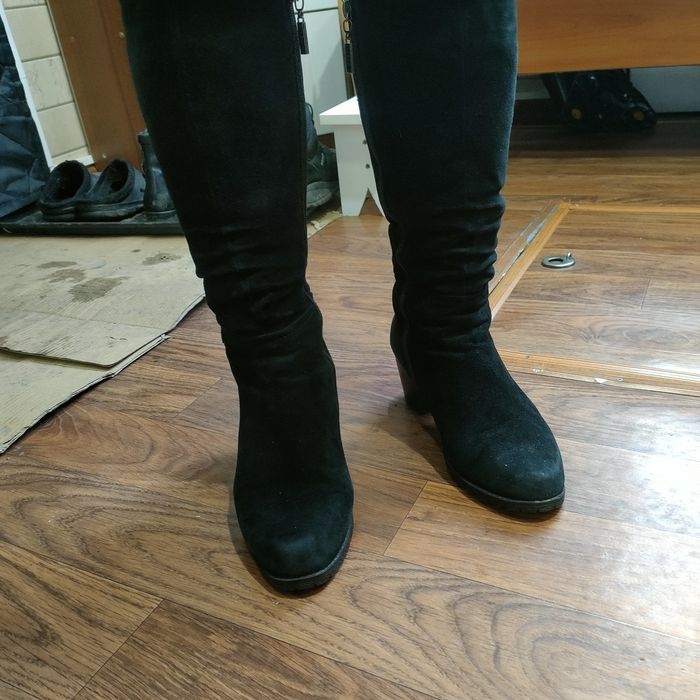 Продам натуральные замшевые женские сапоги