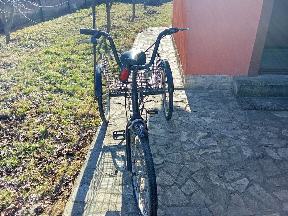 Tricicletă pe negru