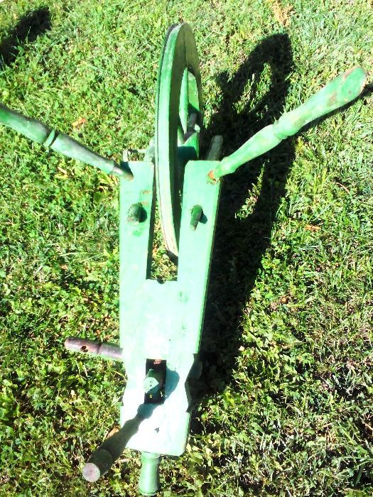 Чекрък за предене на вълна от 1937г,2 вретена и 4 бр.масури с размери