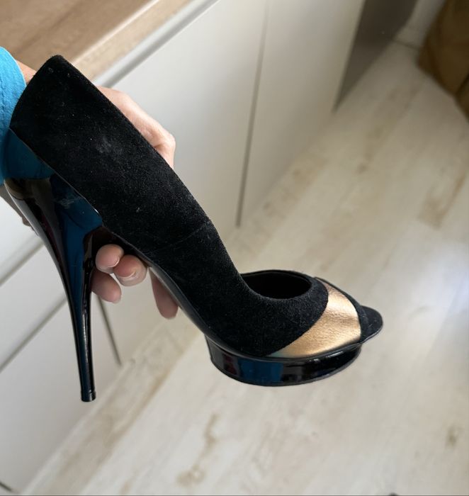 Черни велурени обувки на висок ток Versace със златни акценти-37номер