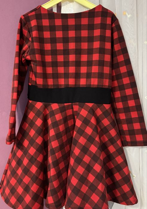 Черно-червена рокля с панделка на паиети