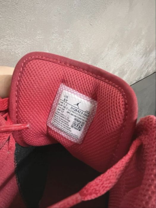 Jordan 1 Mid rosu cu negru