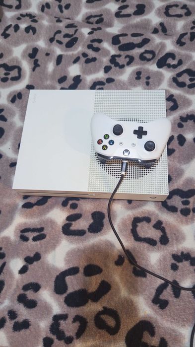 Vând Xbox one s 1 tb