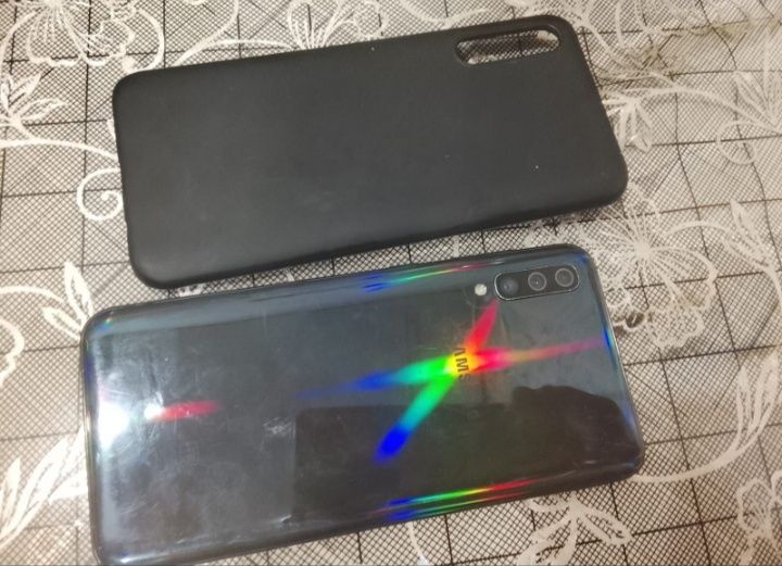 Продам Samsung A50 и Redmi 9C