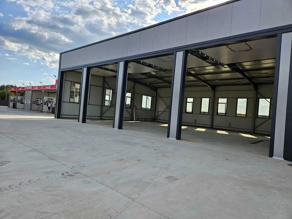 Vand Hala Metalica cu usi completa la gata cu panouri sandwich