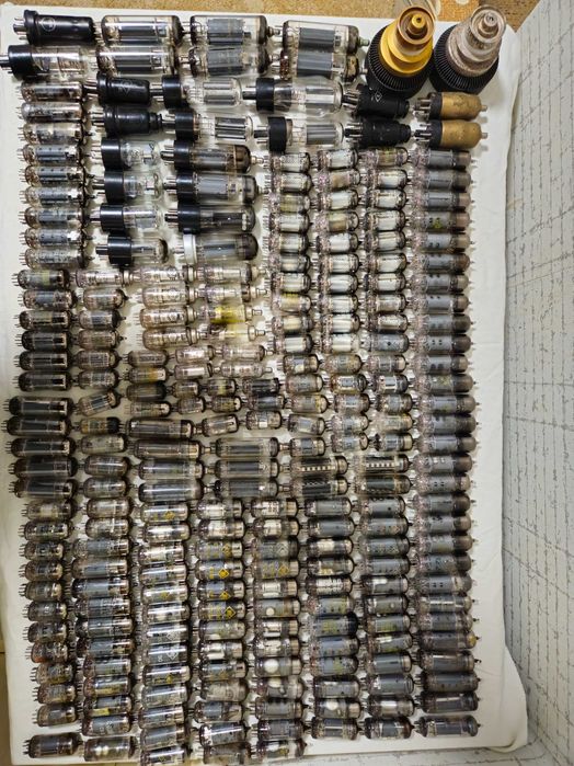 Лот: над 210 броя електронни лампи.