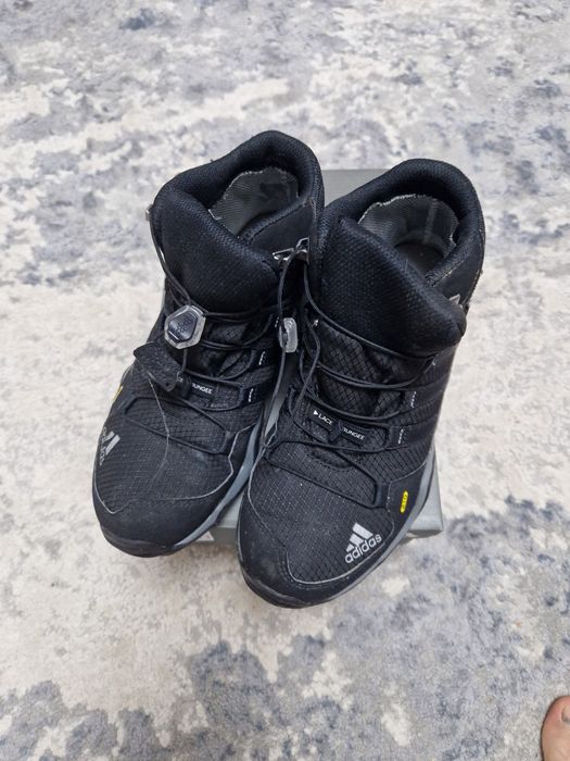 Vând ghete de iarnă Adidas ptr.copil. mărimea 36,5