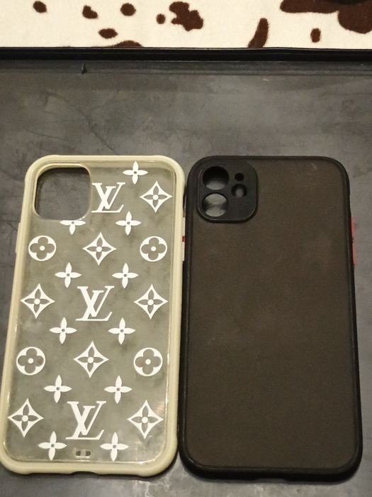 Продавам 2 калъфа за айфон 11