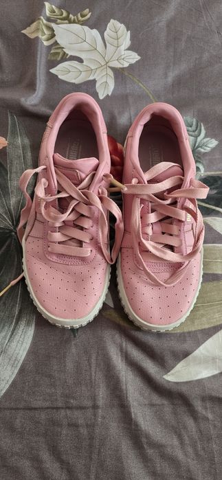 Adidasi puma ,roz ,din piele