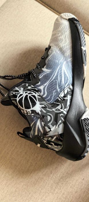 Продавам чисто нови високи баскетболни маратонки