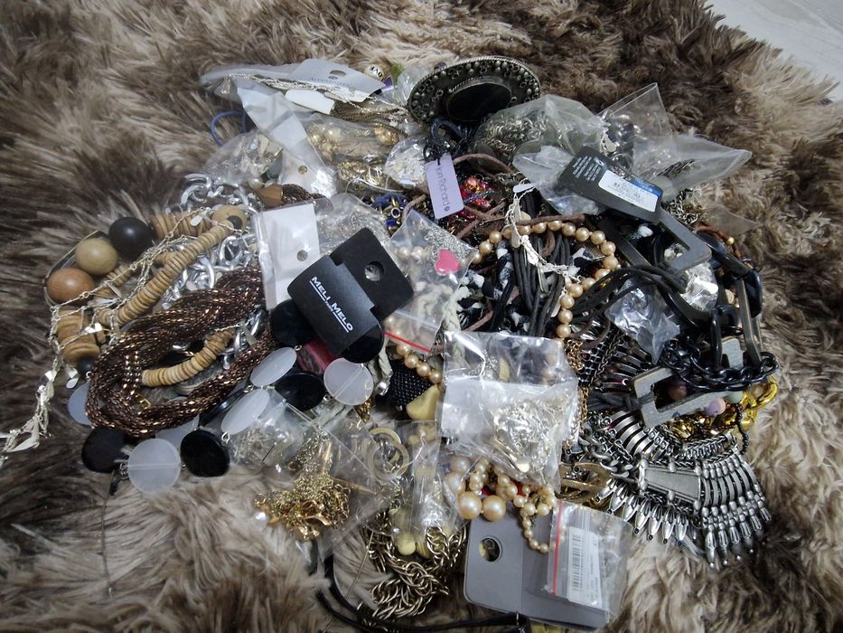 Gablonturi la kg, noi si second hand, pret imbatabil