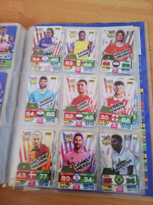 Продавам албум с футболни карти