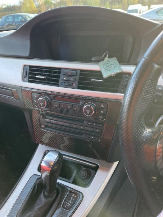 Dezmembrez BMW 330d E93 231cp,M Pack,Recaro piele rosie,Navigatie CCC