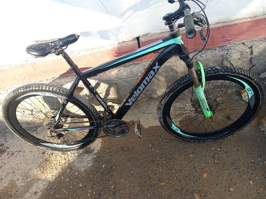 Yurib turgan velik sotiladi