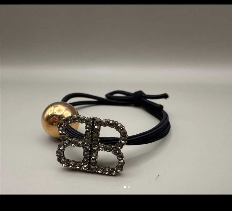 Висок клас фирмени аксесоари за коса Dior, Prada, Miu Miu, Chanel, Balenciaga и Valentino.