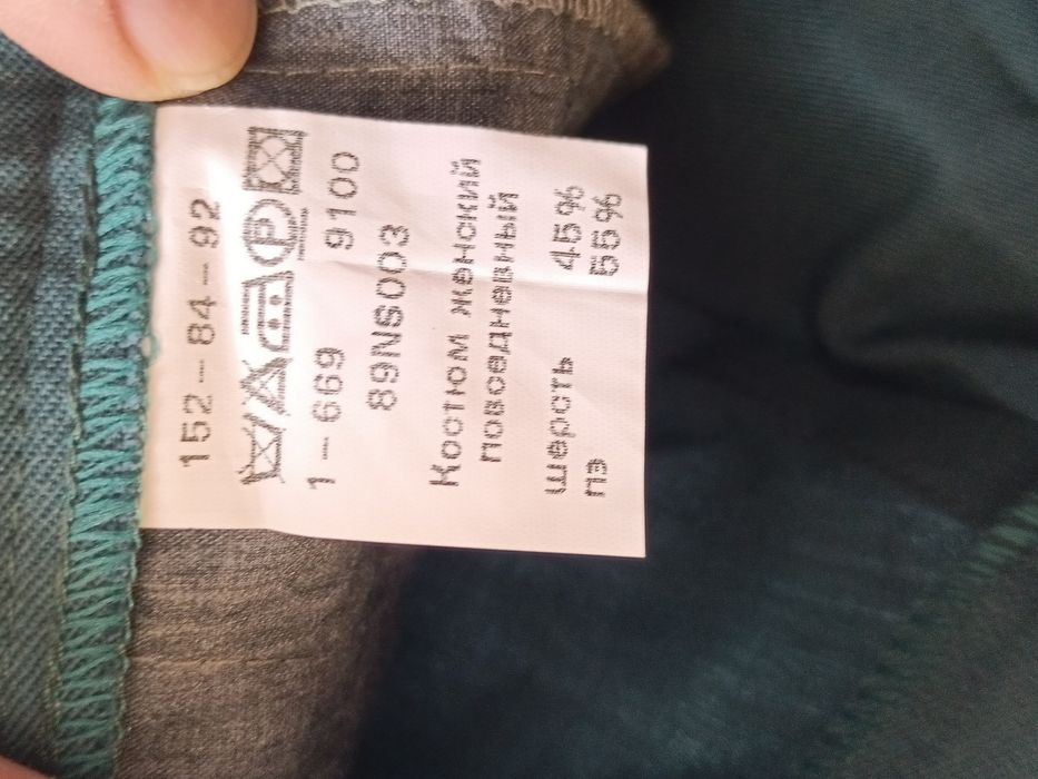 Продам платье и костюмы.