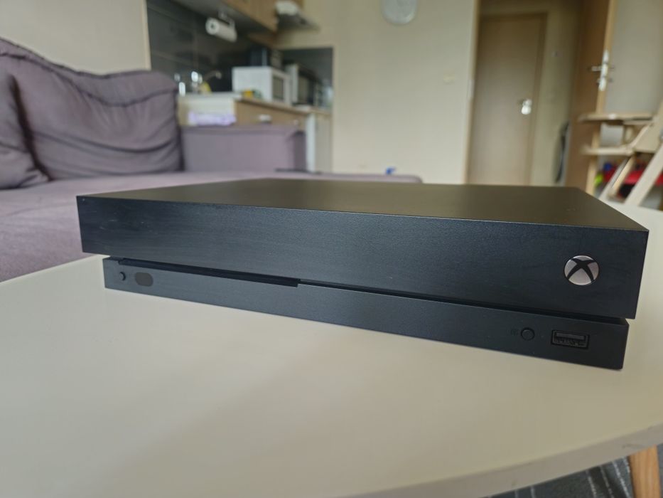 Xbox One X 1 TB + 2 контролера + 8BitDo дистанционно