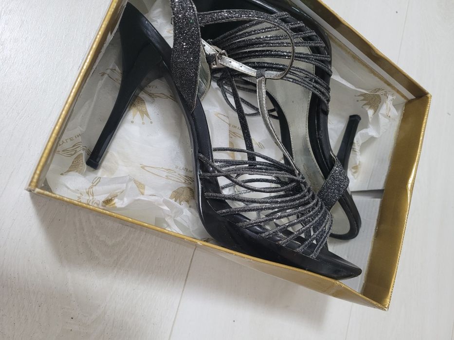 Продам босоножки