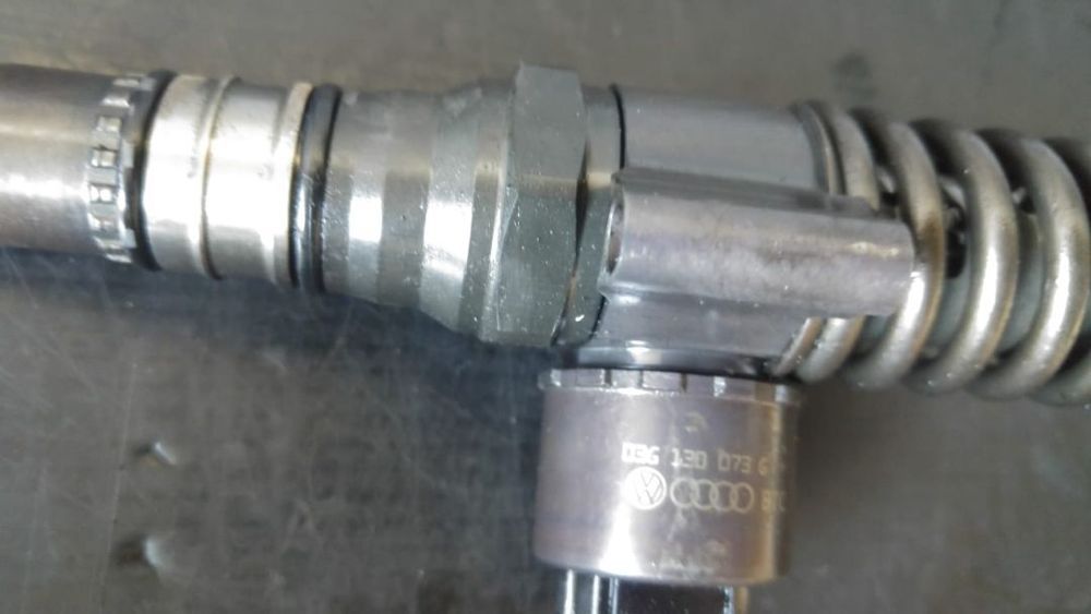 Injector bkd 2.0 tdi vw jetta 03g138073g 0414720404