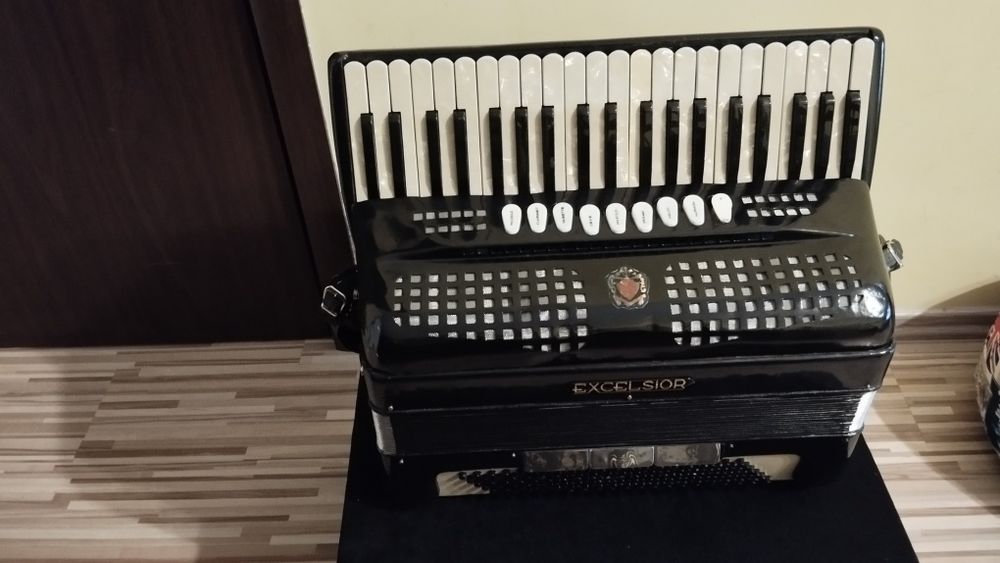 Италиански акордеон 120 баса
