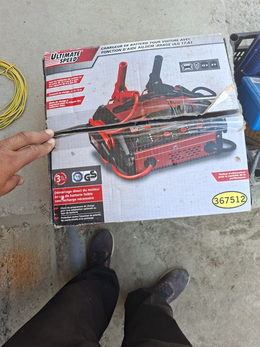 Vând Încărcător baterie auto ULTIMATE SPEED cu funcție de pornire
